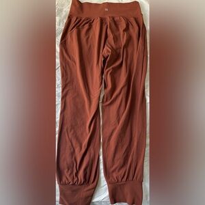Athleta Salutation Jogger in Powervita Rusty Brown Petite Medium